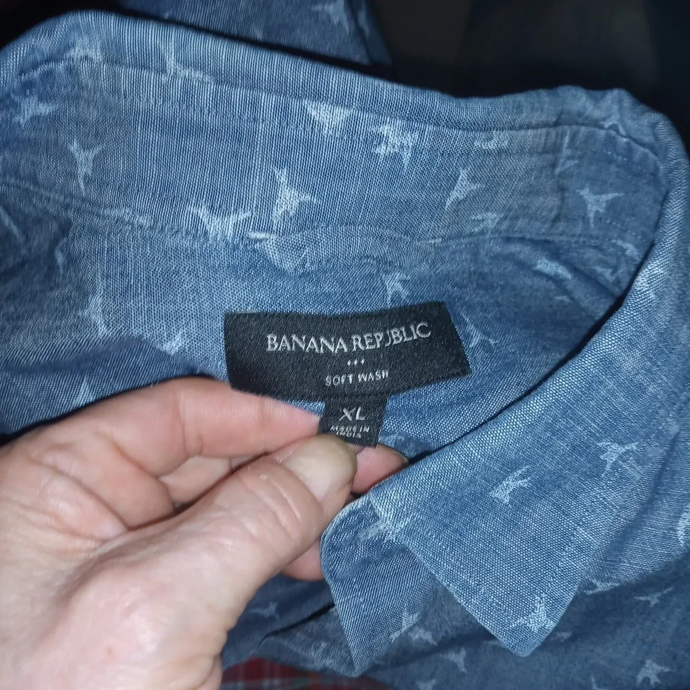 Banana Republic Shirt Mens XL Blue Cotton  Soft Wash Chambray LS Bird Print